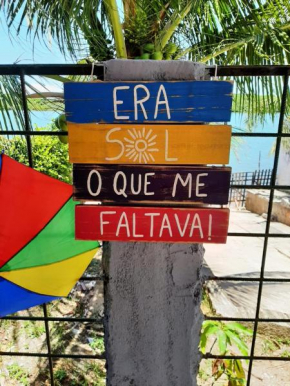 Casa de praia na Barra de Santo Antônio na beira do rio com vista para o mar.